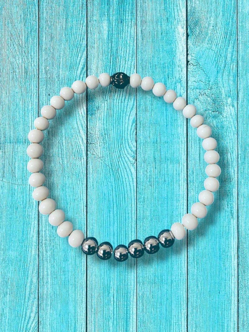 Vintage White Beaded Stretch Bracelet with Metallic Accent